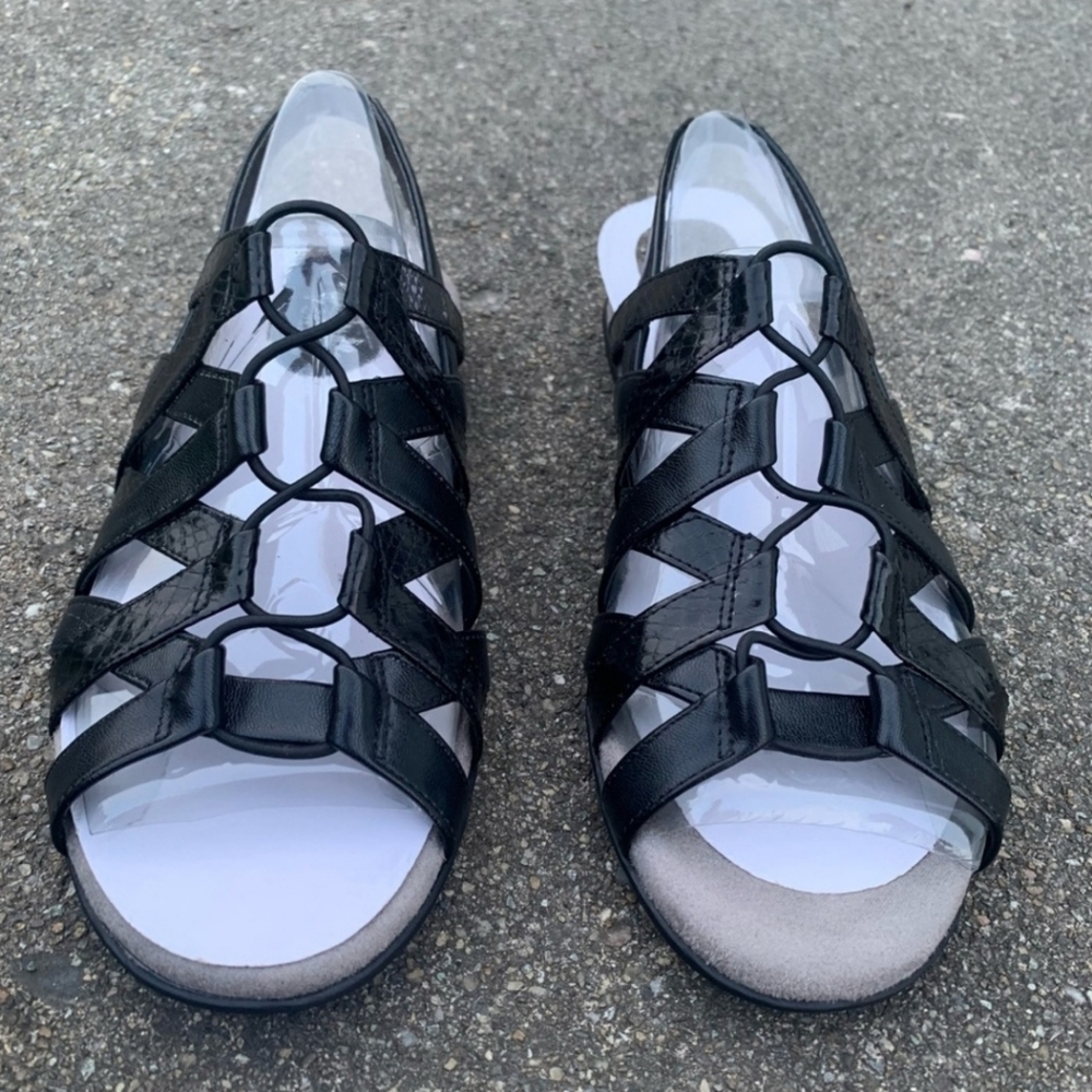 Women’s 6W (wide) LIFE STRIDE Soft System Black Strappy Slingback Sandals NEW.